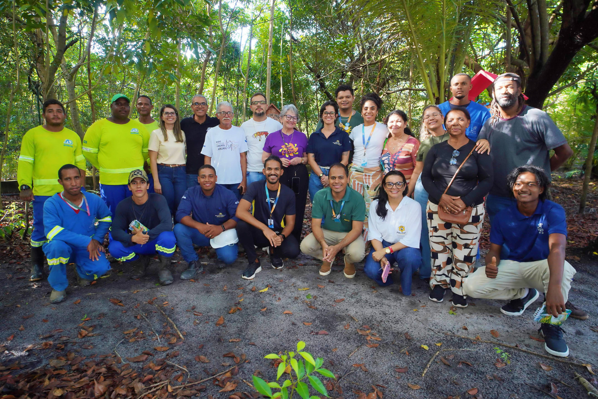 Grupo de participantes da formação em meliponicultura promovida com o apoio do Pólen Dourado, reunido na trilha em meio à Mata Atlântica