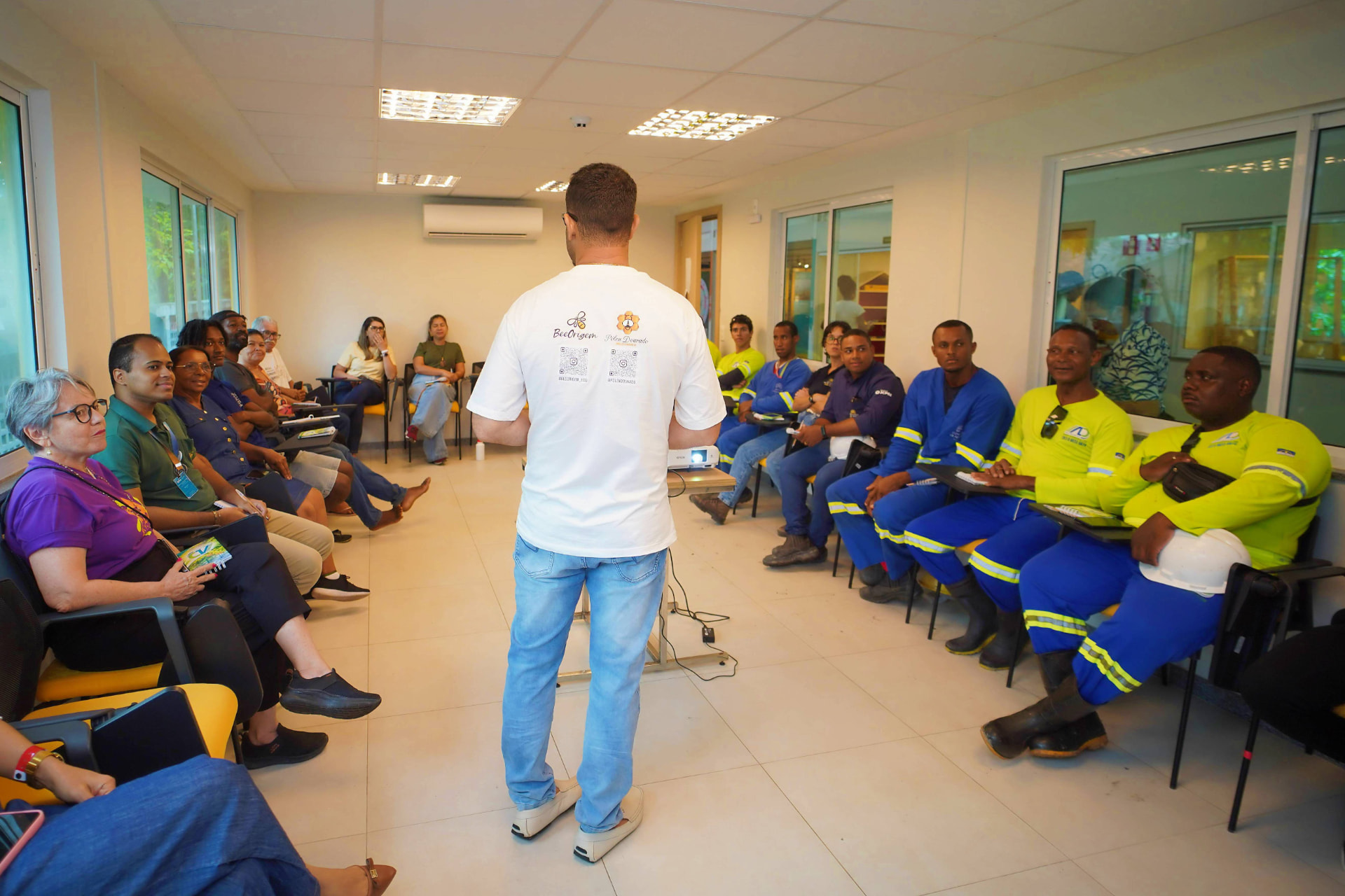 Aula da formação em meliponicultura com apoio do Pólen Dourado, com equipes operacionais e comunidade